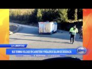 La Libertad: Bus termina volcado en carretera y pasajeros salvan de desgracia