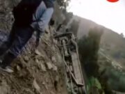 Bus cae por abismo por mal estado de carreteras