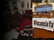 Suspenden sesión en el pleno luego que congresista colocó cartel a favor de la vacancia presidencial