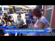 Padres de familia molestos al no ser atendidos en APAFA de la I.E Santa Rosa