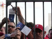 Peruanos serán juzgados en Francia por presuntamente hurtar celulares en final de la Champions League