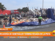 Mercadería de semitrailer termina regada en la pista
