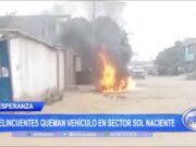La Esperanza: Delincuentes queman vehículo en sector Sol Naciente