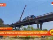 Chiclayo: cabina de semitráiler queda colgada de Puente en Úcupe