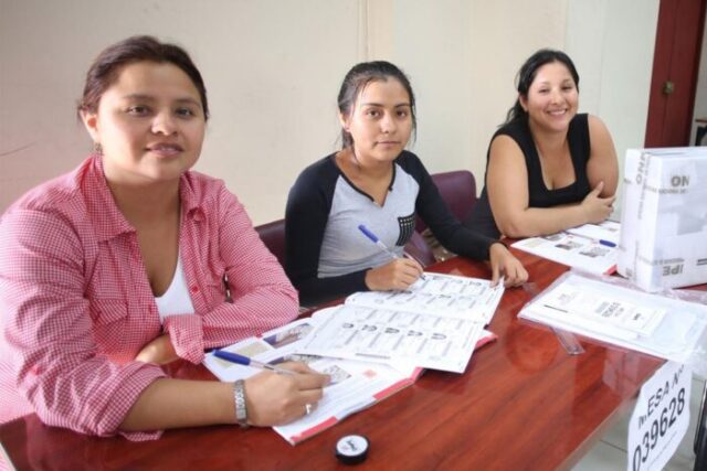 miembros-mesa-pago-voluntarios