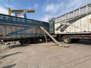 Trujillo: camión termina ladeado por pistas en mal estado en el mercado La Hermelinda