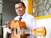Músico con discapacidad auditiva sorprende a familiares y vecinos piuranos