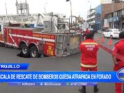 Trujillo: escala de rescate de bomberos queda atrapada en forado