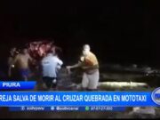 Piura: pareja salva de morir al cruzar quebrada en mototaxi