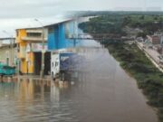 Río Tumbes se desborda y afecta a 600 viviendas de la ciudad