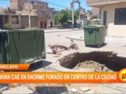Chiclayo: minivan cae en enorme forado en centro de la ciudad