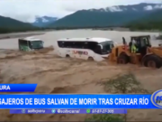Piura: pasajeros de bus salvan de morir tras cruzar río