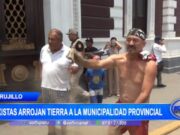 Trujillo: taxistas arrojan tierra a la municipalidad provincial