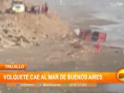 Trujillo: volquete cae al mar de buenos aires