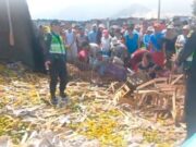 Trujillo: camión con frutas vuelca y pobladores intentan saquear mercadería