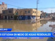 Chiclayo: niños estudian en medio de aguas residuales