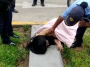 Trujillo: arrojan a joven dopada a la pista desde automóvil