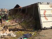 Trujillo: roban mercadería de camión volcado en carretera