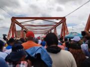 Manifestantes bloquean puente en Tumbes por paro regional