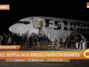 Chile: Avión con 115 migrantes venezolanos despega hacia Venezuela en programa de repatriación
