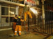 Desmontan rejas en inmediaciones del mercado Exmayorista