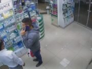 Trujillo: supuestos clientes abren vitrina de farmacia y hurtan más de 2 mil soles en productos