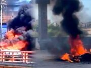Sujeto incendia su vehículo tras oponerse a incautación de su mercadería