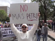 Marchan en Colombia contra reformas y escándalos que rodean a Gustavo Petro