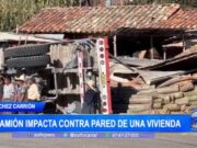 Camión vuelca y destruye pared de una vivienda en Sausacocha