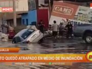 Auto Atrapado en Inundación por Ruptura de Tubería en Panamericana Norte