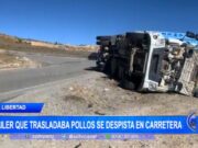 Tráiler que transportaba pollos se despista en carretera, pero ocupantes salen ilesos