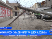 Camión Derriba Poste de Telefonía en Florencia de Mora y Obstruye Tránsito
