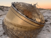 Hallan misterioso objeto metálico en playas de Australia