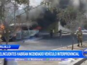 Delincuentes incendian vehículo interprovincial en Trujillo, dejándolo inservible
