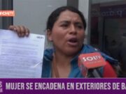 Trujillo: mujer se encadena en exteriores de banco