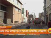 Trujillo: camión de la MPT destruye cables en centro histórico