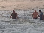 ¡Heroína con uniforme! Jefa policial rescata a bañistas que estaban a punto de ahogarse