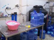 Florencia de Mora: hallan inmueble donde se procesaba, envasaba y distribuía botellas de agua sin permiso sanitario