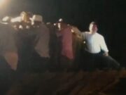 Video: cargador frontal rescata a pasajeros a bordo de camioneta que intentó cruzar un río en Piura