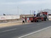 Trujillo: mercadería de tráiler se desprende y dos personas resultan heridas