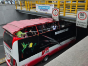 Lima: bus turístico choca contra puente