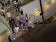Internacional: más de 10 personas caen 12 metros de altura tras colapso de barandal en discoteca