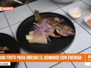 Pescado frito fresco en el mercado Santa Edelmira para un desayuno energético