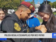 Cajamarca: policía regala escarapelas por mes patrio