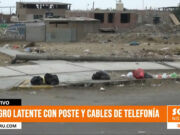 Poste de telefonía caído en Trujillo deja cables peligrosos y causa accidentes