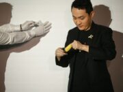 Internacional: empresario se come plátano de viral obra de arte por la que pagó $6.2 millones