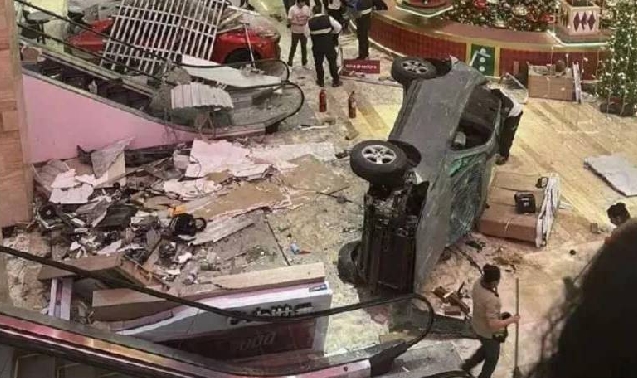 auto-cae-centro-comercial-guatemala