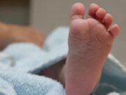 Internacional: mujer mete a su bebé de un mes en una olla con agua hirviendo