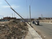 La Esperanza: vecinos protestan por poste inclinado que afecta vía peatonal