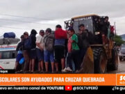 Lambayeque: escolares son ayudados para cruzar quebrada